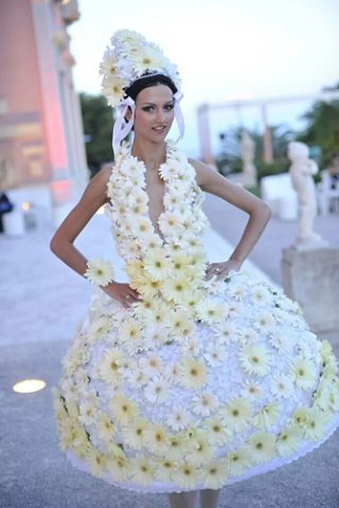 Платья из цветов фото. Платье из цветов. Необычные Свадебные платья. Платье украшенное цветами. Свадебное платье из живых цветов.