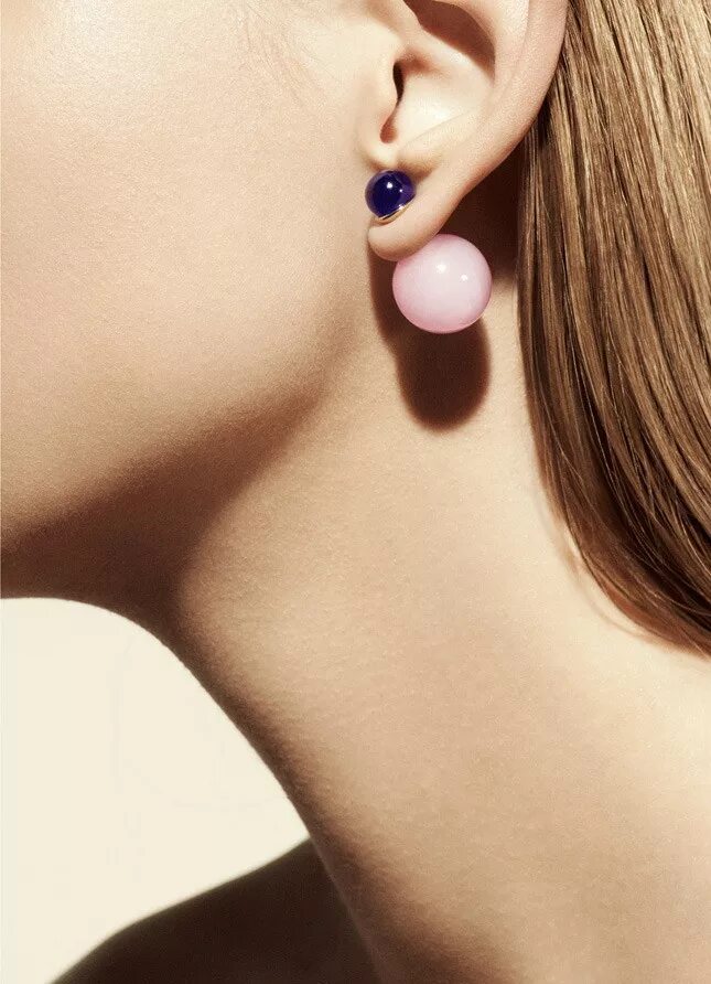 Серьги два шарика. Серьги dior mise en dior. пусеты диор с шариком. серьги пусеты шарики диор. серьги пусеты dior tribal.