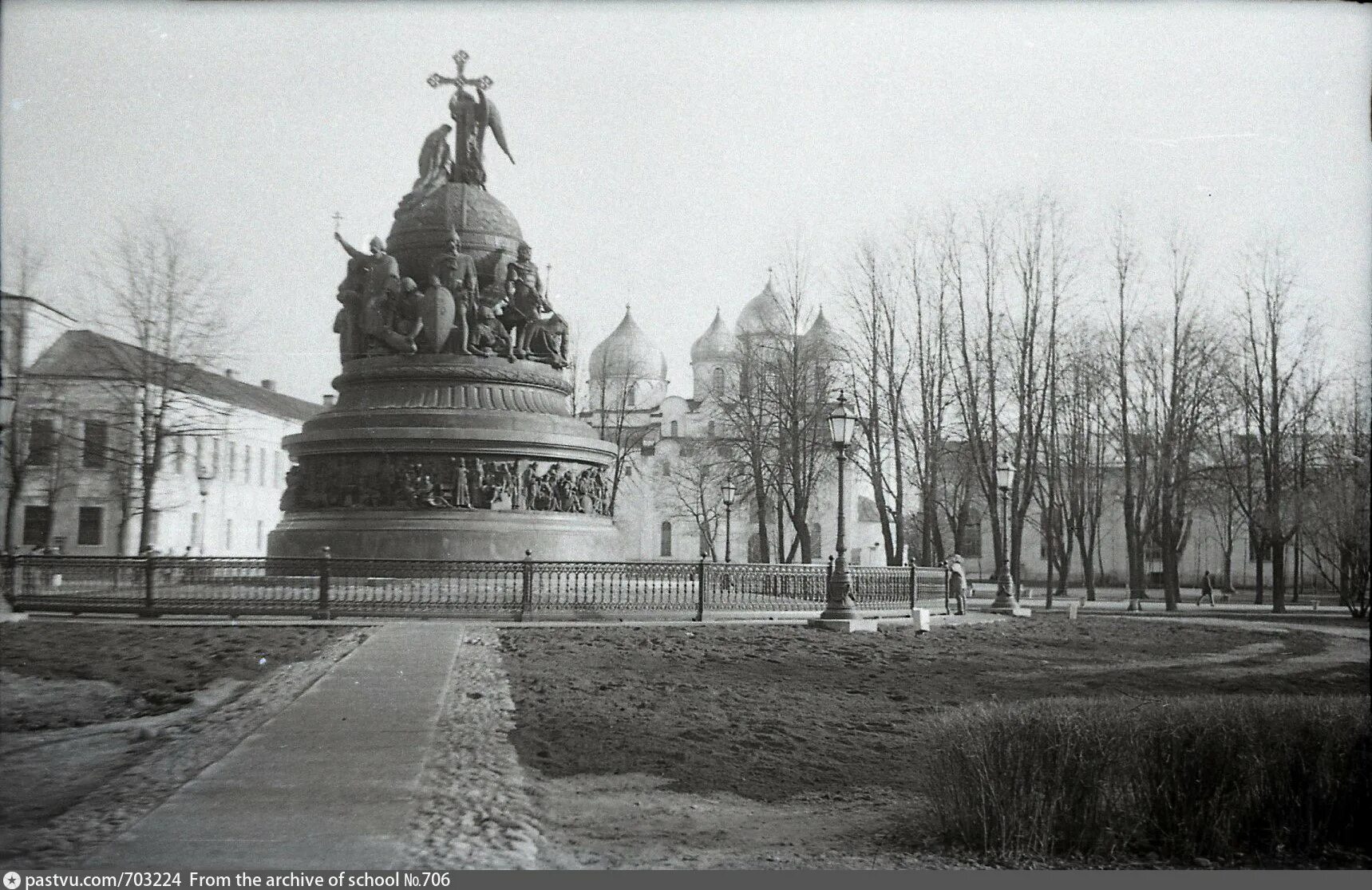 Памятник тысячелетие россии архитектор. Памятник тысячелетия России в Великом Новгороде. Новгород Великий памятник тысячелетие России 1862. Памятник тысячелетие России Великий Новгород. Памятник в Великом Новгороде тысячелетие России 19 век.