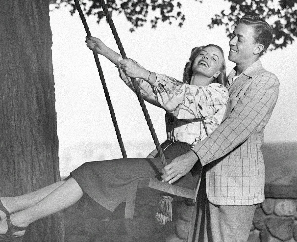 Ретро женщины с мальчиками. Женщина на качелях. мужчина и женщина на качелях. парень и девушка на качелях. мужчина и женщина ретро.