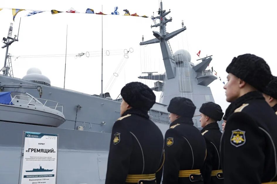 Знамя вмф севастополь. Традиции российском флоте. День вмф оренбург. Традиция у моряков. Морские традиции и обычаи.