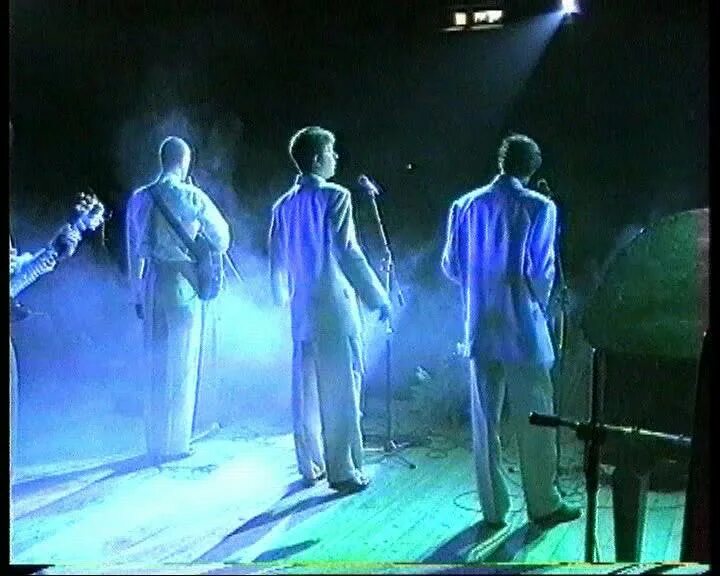 гололед на дороге. человек провалился под лед. несчастный случай снег идет клип. человек на зимней дороге. мчс предупреждает тонкий лед.