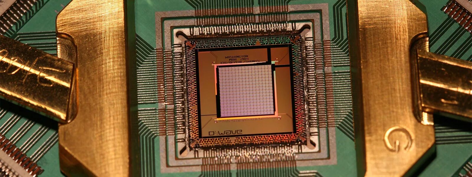 разобранный системный блок. Intel pentium 1 кристалл. подложка процессора. эльбрус 3м. внутренний процессор.