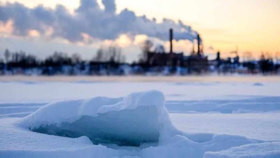 Одиночество на льду. Лед на море. Холодная девушка. Ледяное спокойствие. Под лед холодным.