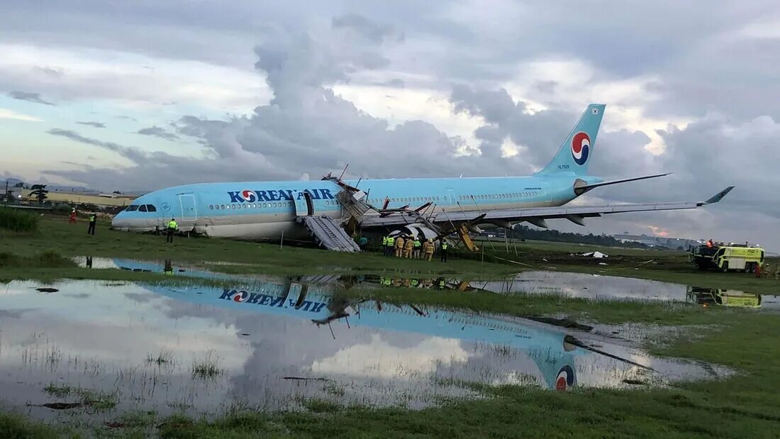 Сайт авиакомпании южный ветер. Самолет korean Air. Самолёт korean Air а330. Самолет Philippines Air. Посадка самолета.