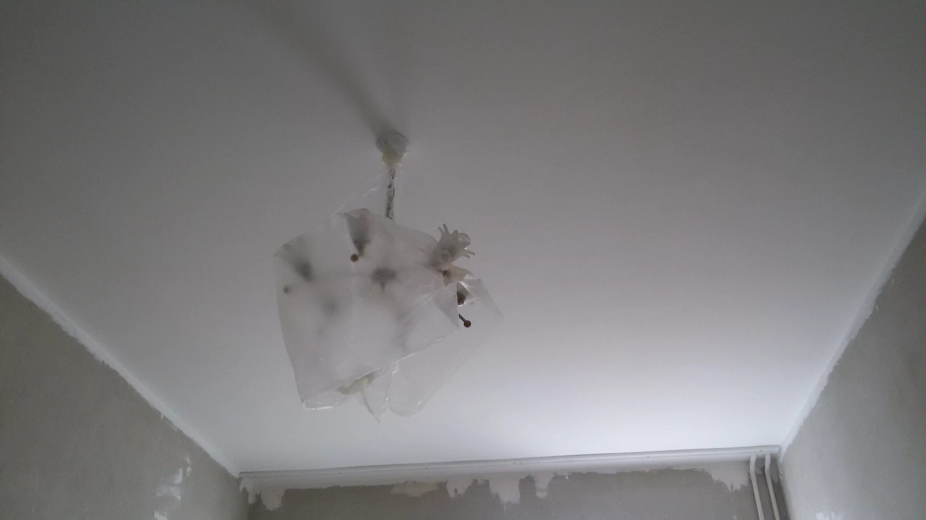 Разводы на потолке после покраски. Разводы на потолке после затопления. Плохо покрашенный потолок. Шпаклевка потолка. Покраска потолка.