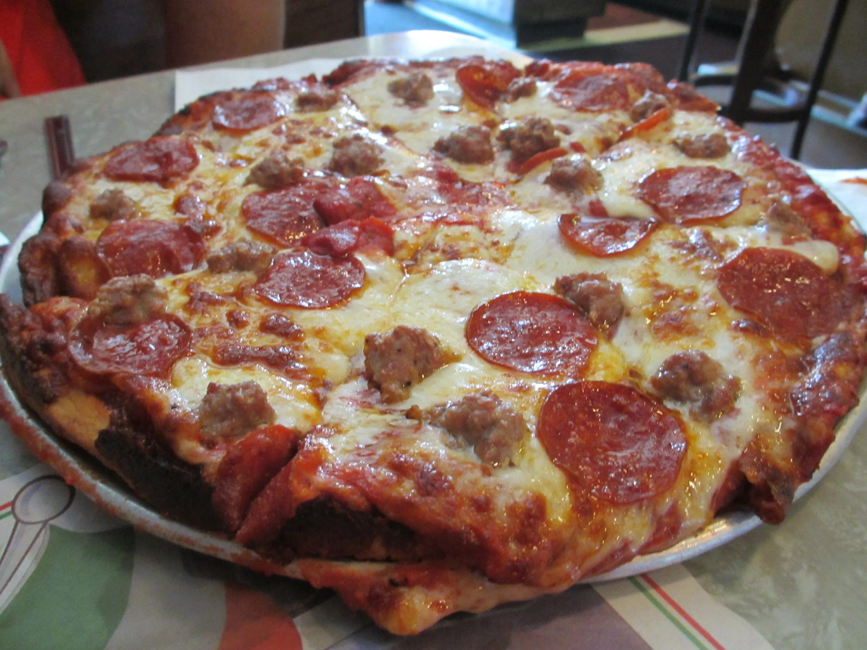 Домашняя пицца без колбасы. Пицца домашняя. Пицца домашняя круглая. Пицца домашняя с колбасой. Пицца домашняя фото.