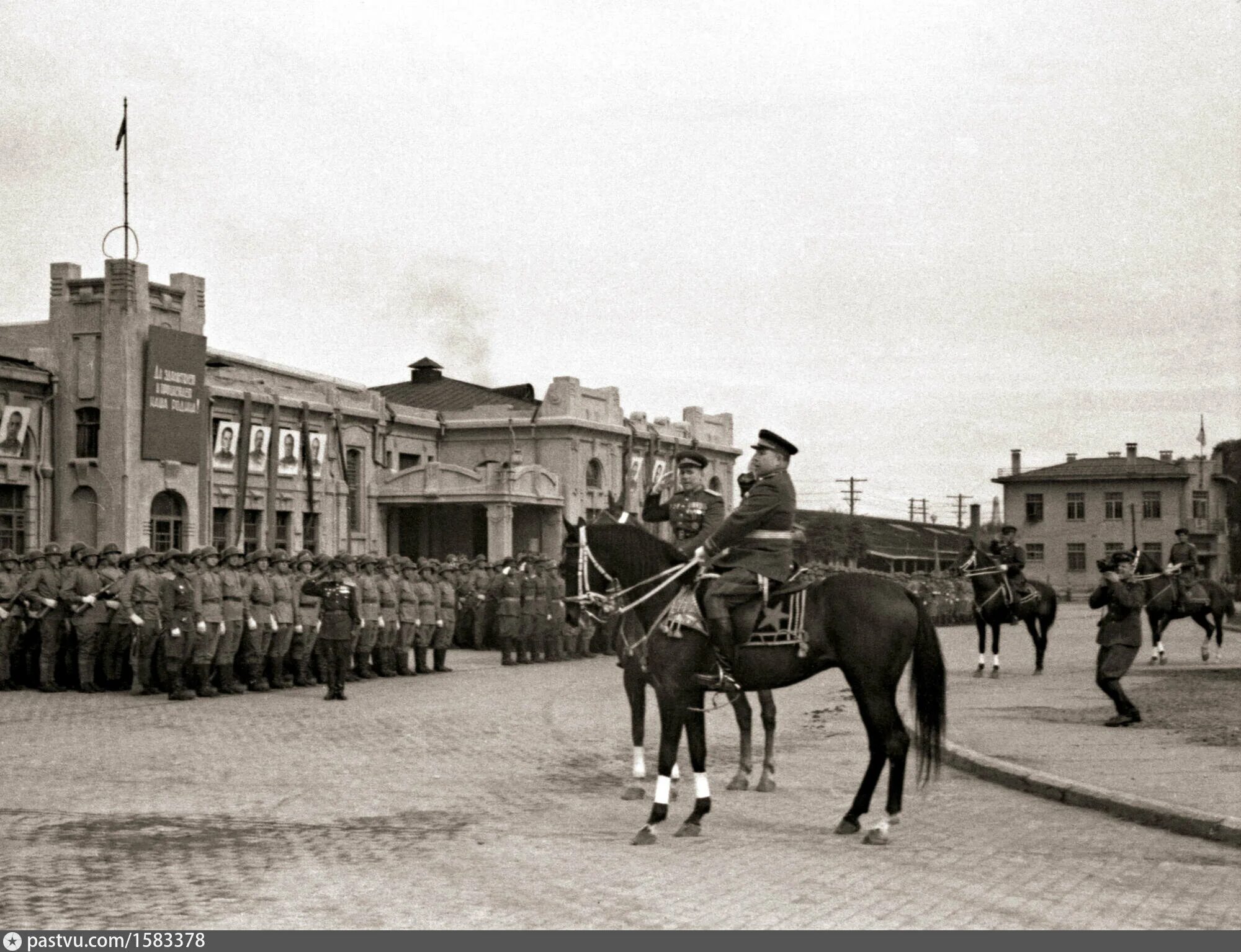 Парад в харбине 16 сентября. Харбин парад Победы 1945. Парад в Харбине 1945г. Парад Победы советских войск в Харбине 16 сентября 1945 года. Военный парад в Харбине в 1945г.