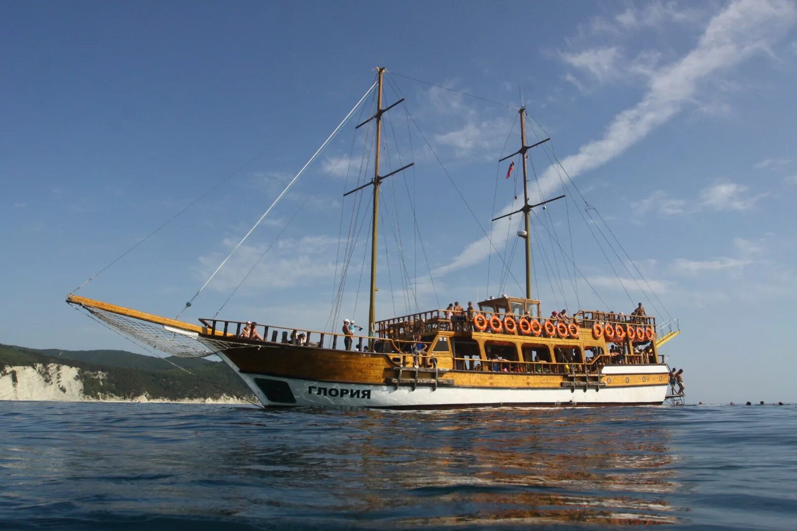 Корсар Геленджик морские прогулки. Корабль Глория Геленджик. Судно Глория Геленджик. Теплоход Корсар Геленджик