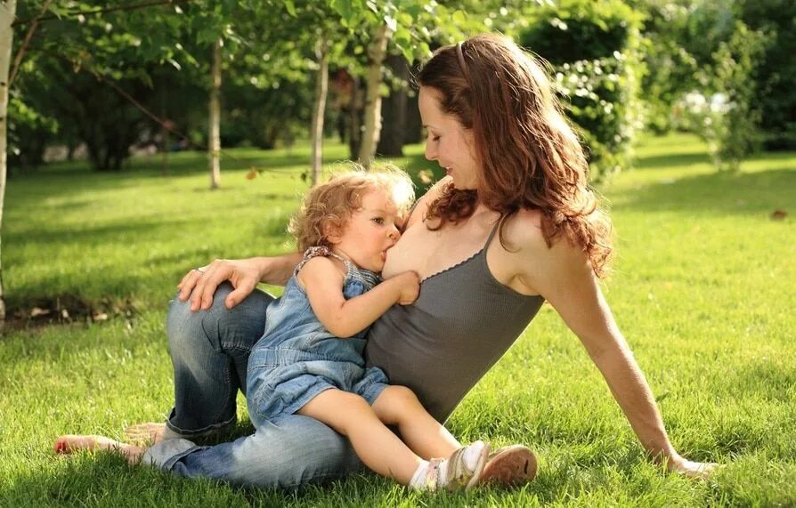 Мать с ребенком. Кормление грудью. Фотосессия мама и малыш. Кормление больших детей.