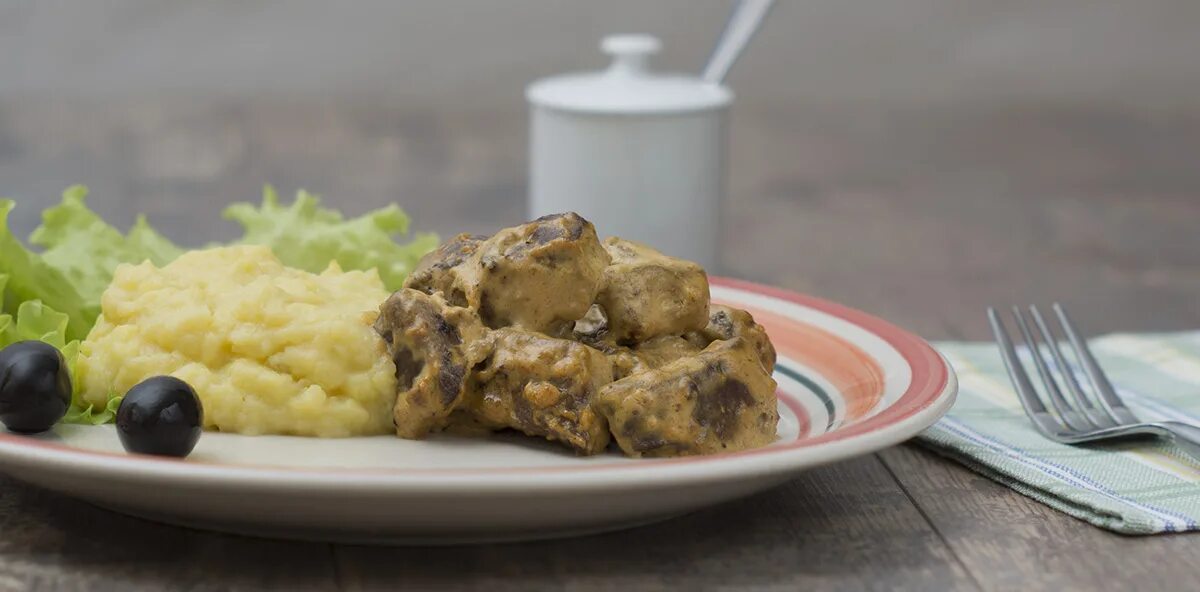 Печень с луком и сыром. Куриная печень в сливочном соусе. Печенка в сырном соусе. Печень в сливочном соусе. Куриная печень в сметанном соусе.