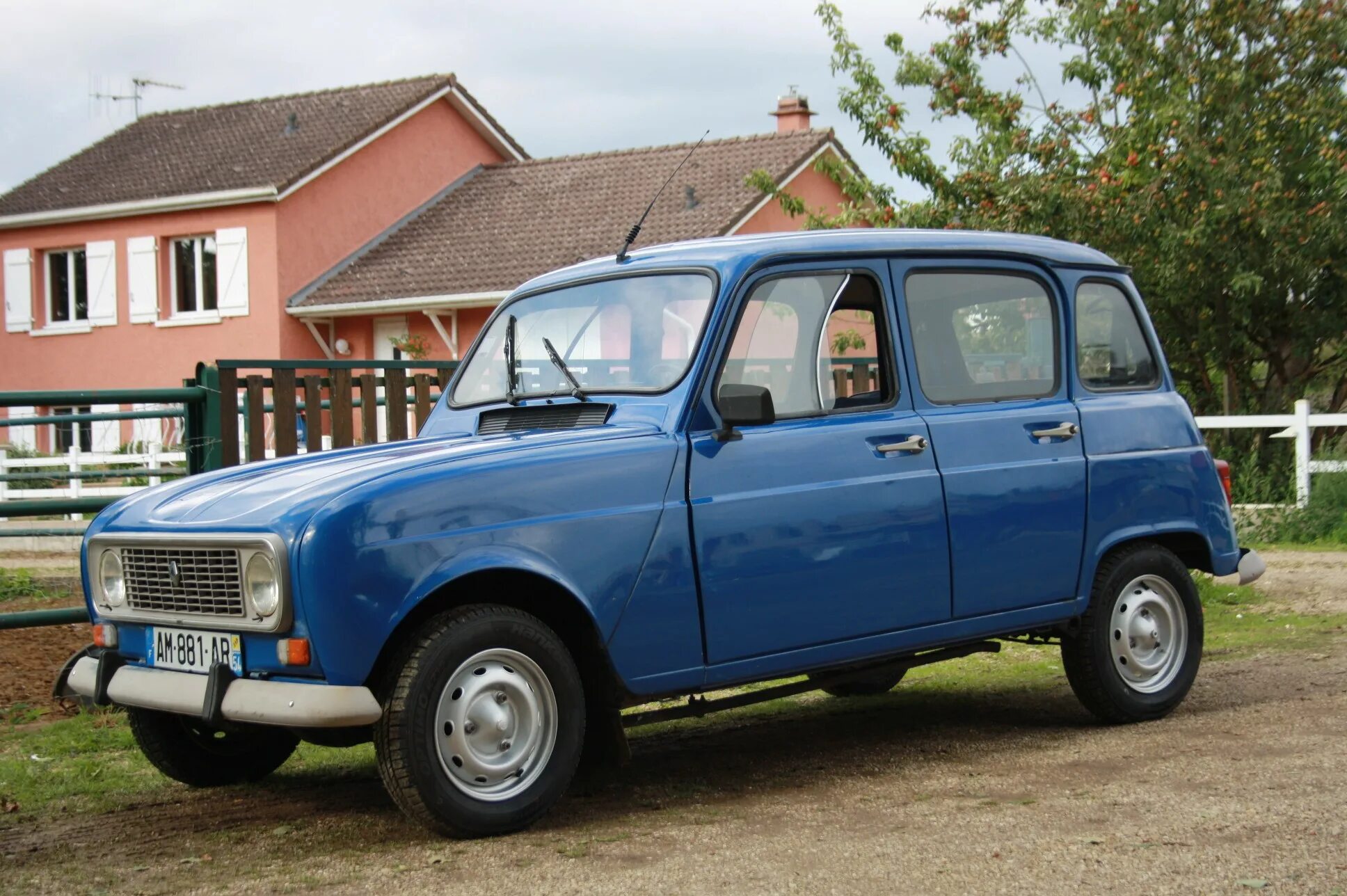 Рено 4 купить в россии. Renault 4 1994. Renault 4 1984. Renault r4. Renault 4 super 1963.