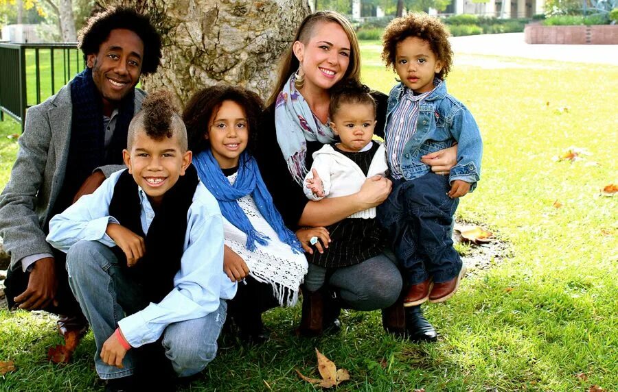 Смешанные семьи. Mixed families. Дети от смешанных браков. Кордейл льюис. Black baby in the white family.