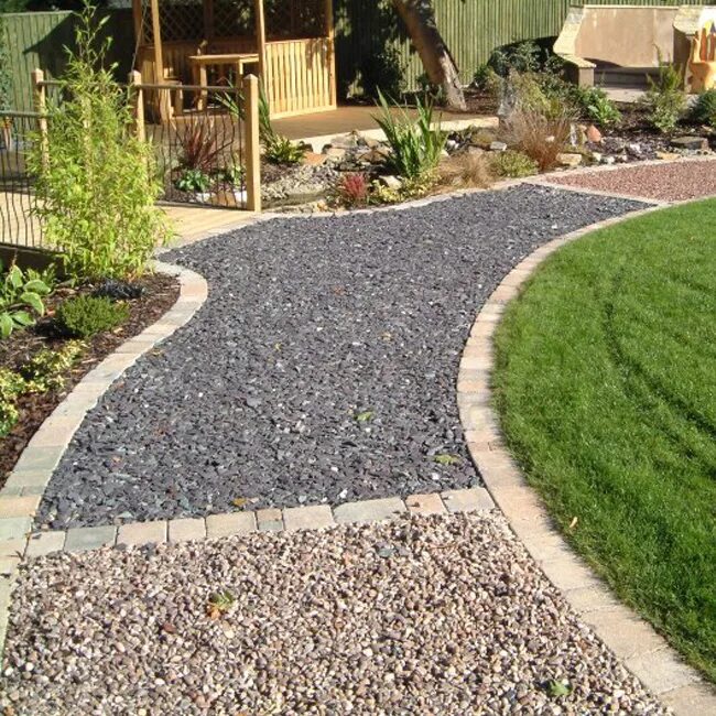 хоста мульчирование щебнем. тропинки из щебенки. дорожки сада были усыпаны гравием. клумбы засыпанные щебенкой. гравийные дорожки в саду.