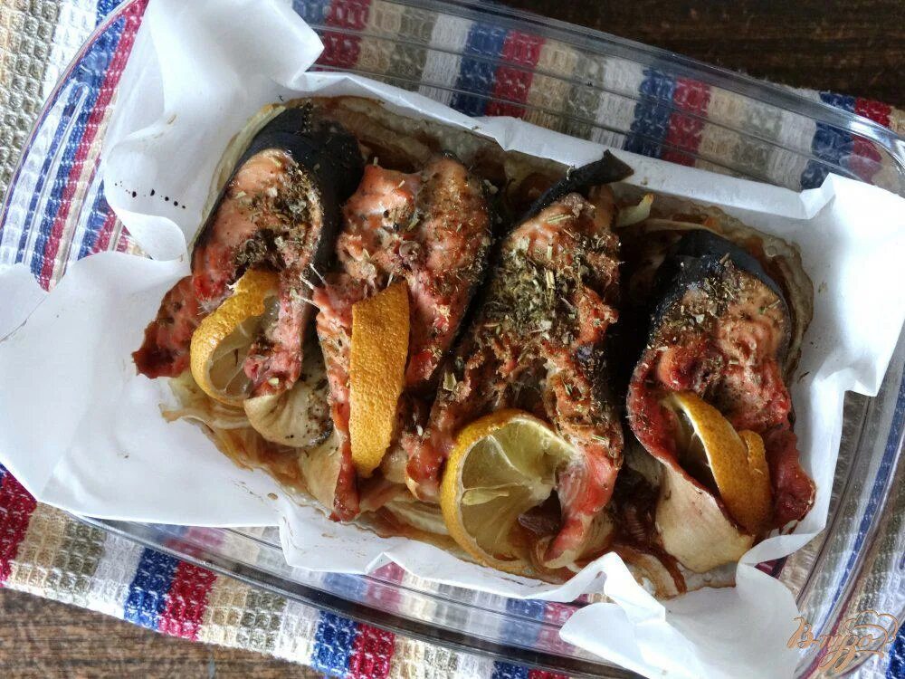 Горбуша с картофелем и кабачками в духовке. Горбуша в духовке сочная с сыром. Горбуша в духовке с картошкой луком. Горбуша запеченная в духовке на луковой подушке. Горбуша на подушке.