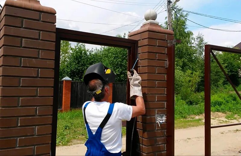 Изготовление калитка монтаж. Монтаж калитки. монтаж калитки к кирпичным столбам. установка калитки на кирпичный столб. приварить калитку к кирпичному столбу.