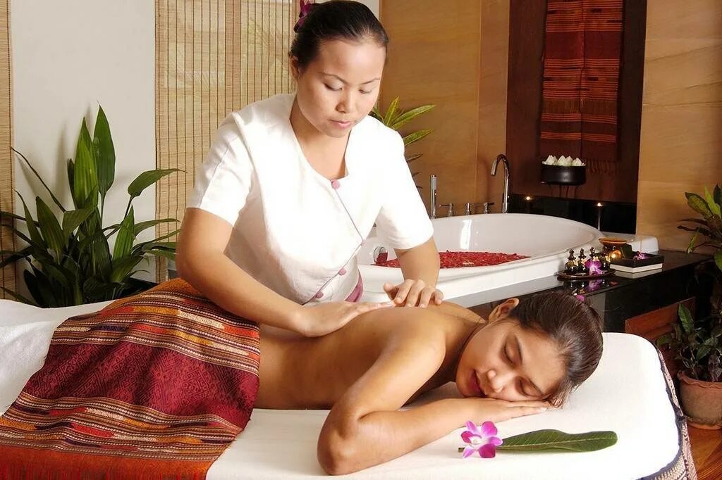 Тайка делает массаж. Массаж в гостинице. Спа услуги в отеле. Тайский массаж. Спа отель массаж.