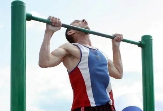 мировое подтягивания. мировое подтягивания. смаев силовые. какие мышцы качаются на турнике разными хватами. висение на турнике мужчины.