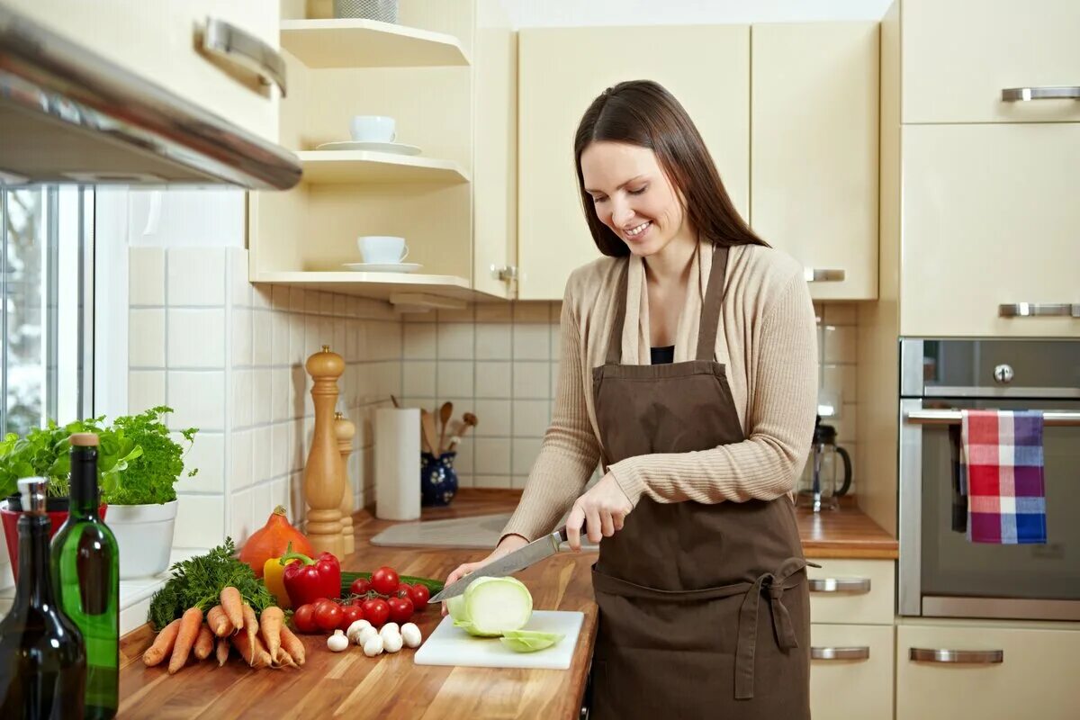 Точилка Zigmund & Shtain ZKS-911. Женщина на кухне. Домохозяйка на кухне. Готовка на кухне. Мама приготовила обед