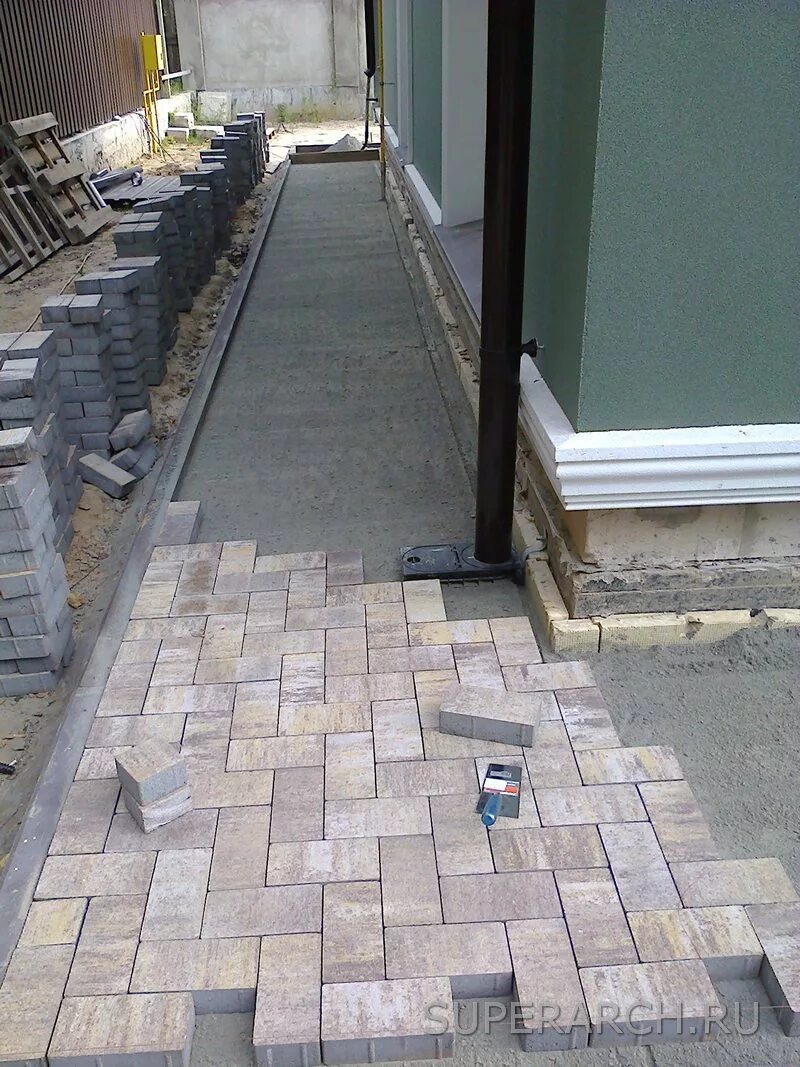 Плитка на бетон на улице. Укладка тротуарной плитки. Основание под брусчатку. Укладка тротуарной плитки. Уличная плитка на бетонное основание.