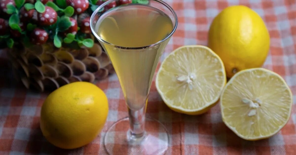 Рецепт ликера лимончелло. Лимонный ликёр Limoncello. Игристый Лимончелло. Настойка Лимончелло.