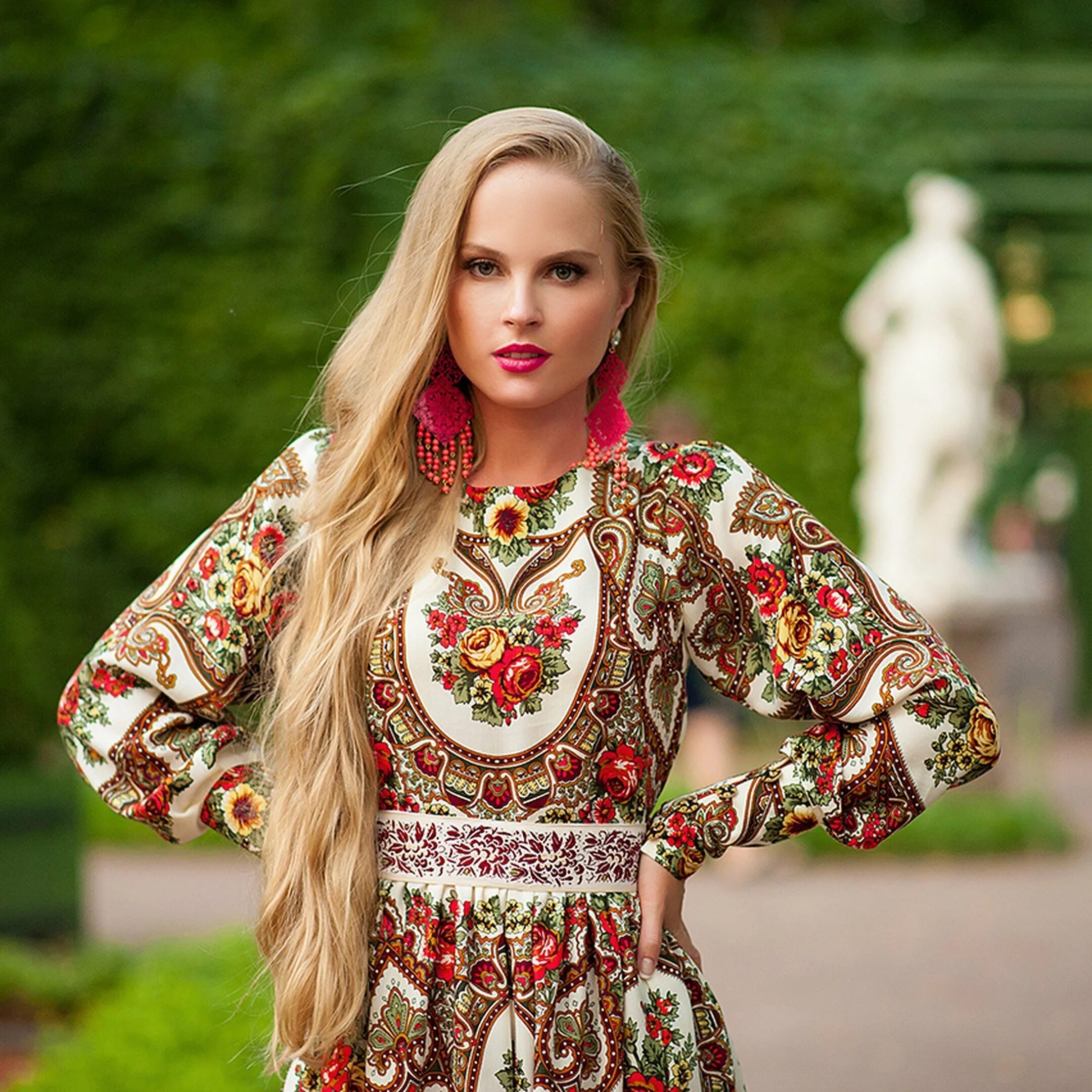 Russkie. Русский стиль в одежде. Платье в фольклорном стиле. Наряд в русском народном стиле. Современная одежда в русском стиле.