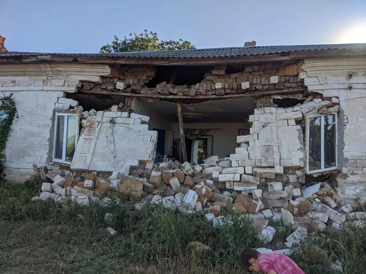 Крым разрушают. Разрушенные дома в Крыму. Старый дом в Крыму. Крым разрушенная стена. Разрушенные дома ветеранов.