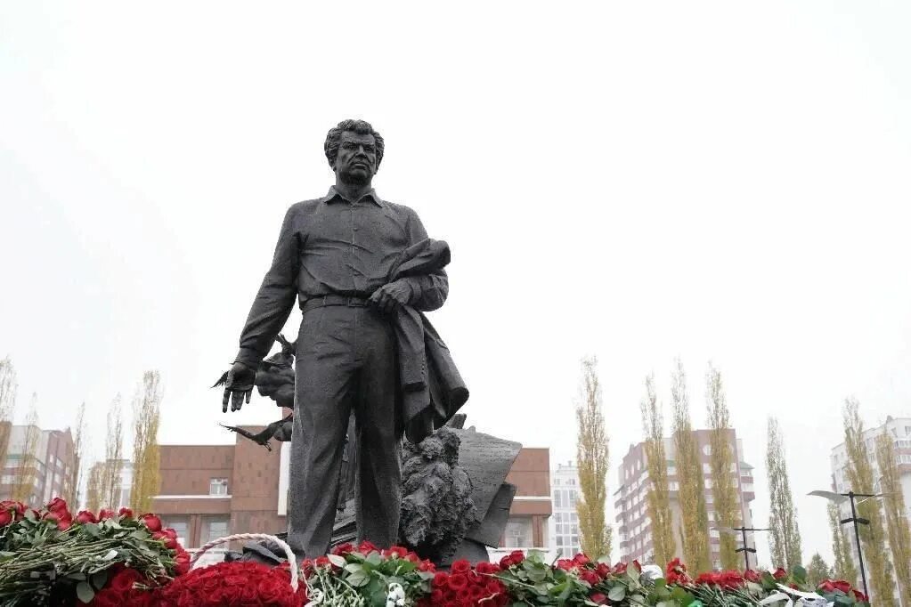 105 лет мустаю кариму. Мустай каримов памятник. памятник мустаю кариму в уфе.
