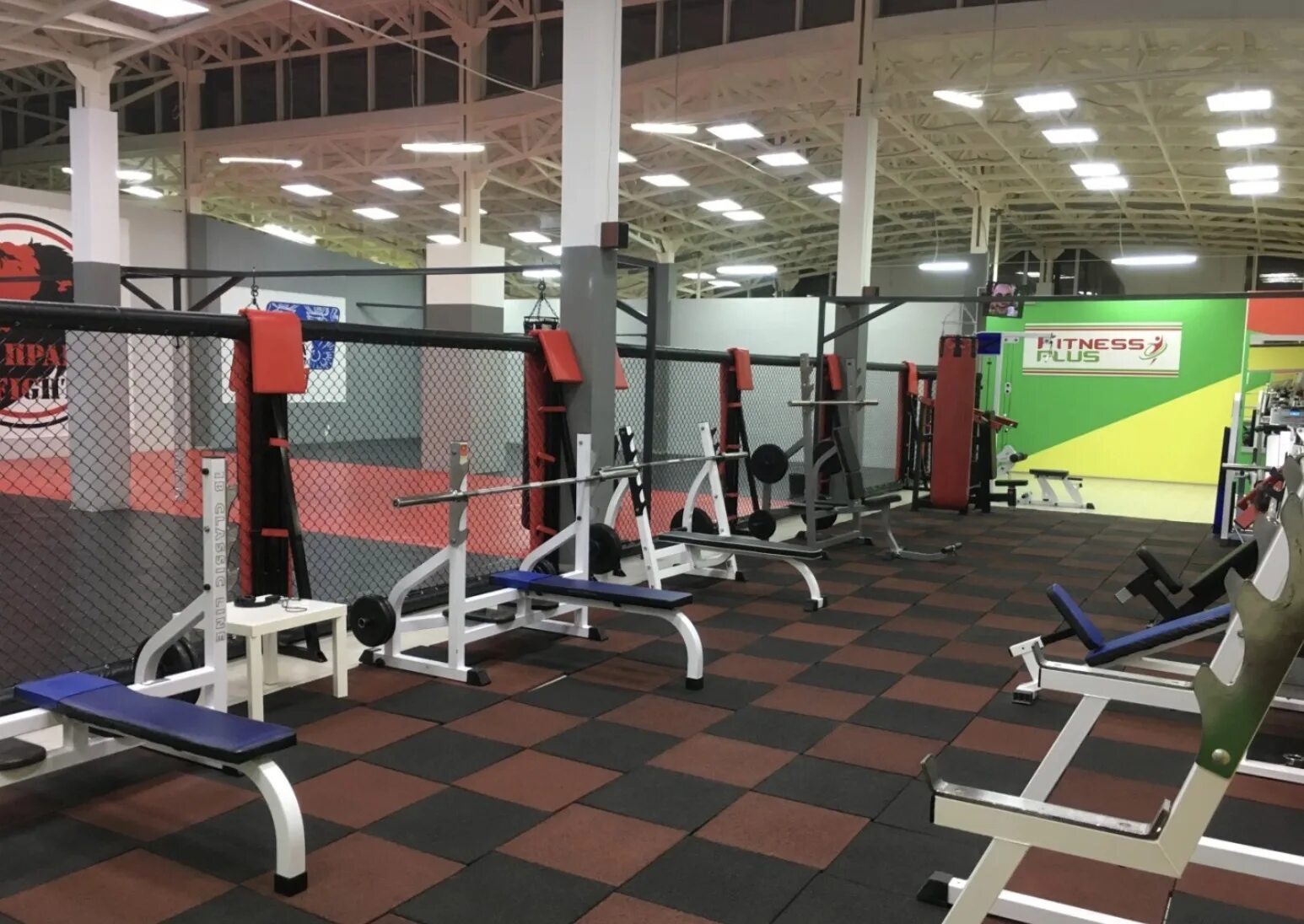 2 поселковая омск. Fitness Plus Омск 2 Поселковая. На 21 Амурской фитнес. Плюсы фитнеса. Уборщица в фитнес клуб.