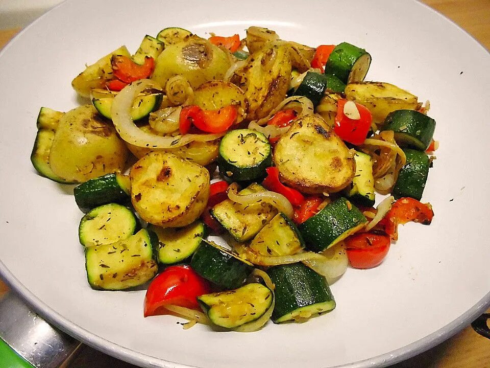 Жареные овощи. Овощи на сковороде. Жаркое с овощами. Блюда из жареных овощей.