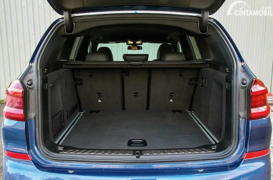 Багажник икс 5. BMW IX багажник. БМВ x3 XDRIVE 30d крышка багажника. BMW x3 xdrive20d 2020 крышка багажника. Объем багажника ix55.