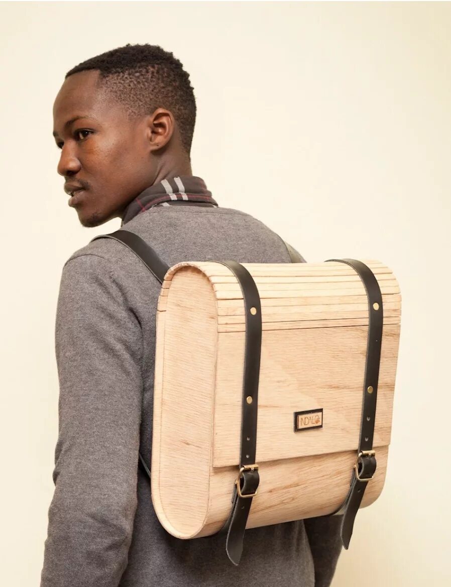 турист с рюкзаком. рюкзак. человек с рюкзаком со спины. я поставил рюкзак за то дерево. девушка с рюкзаком.