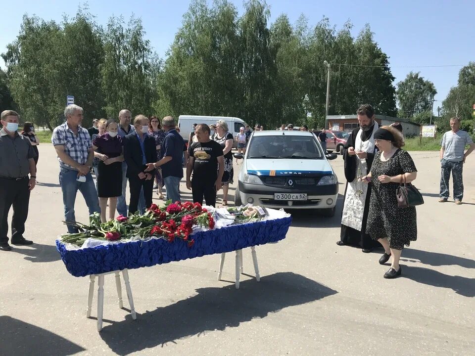 Поминки сына. Похороны Сергея Захарова. Могила Сергея Захарова погибшего в ДТП С Ефремовым. Могила Сергея Захарова погибшего в ДТП.