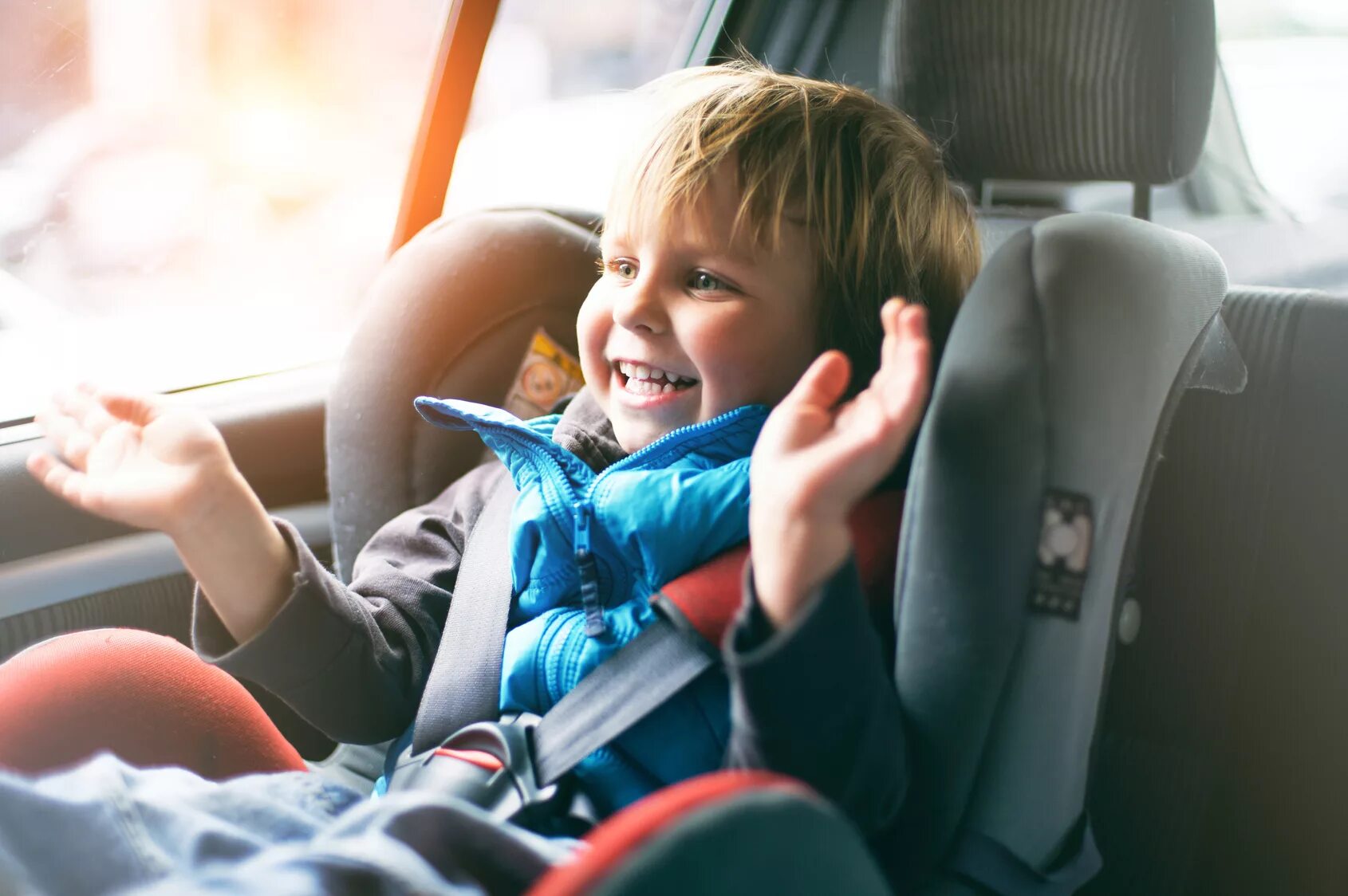 Безопасность в машине на заднем сиденье. Children in the back Seat of the car. Child Sings in car. Children in Safety Seats. Baby in car.