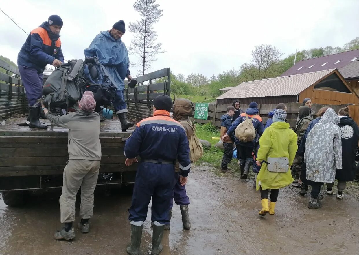 Казак спас Мостовского района. Эвакуация населения Краснодарский край. Группа туристов в Сибири. Группа туристов на Кубани. Из деревни вышла группа туристов