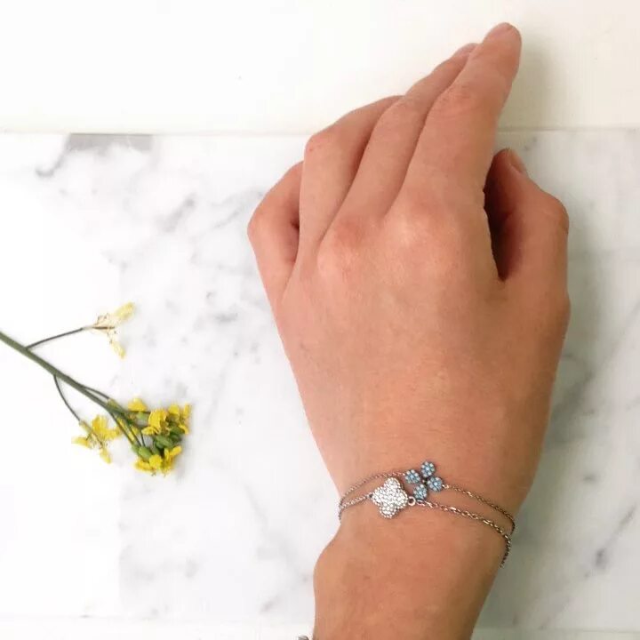 Браслет четырехлистник. Браслет четырехлистник. Браслет четырехлистник клевер. Браслет клевер четырехлистный золото. Четырехлистник зеленый браслет.