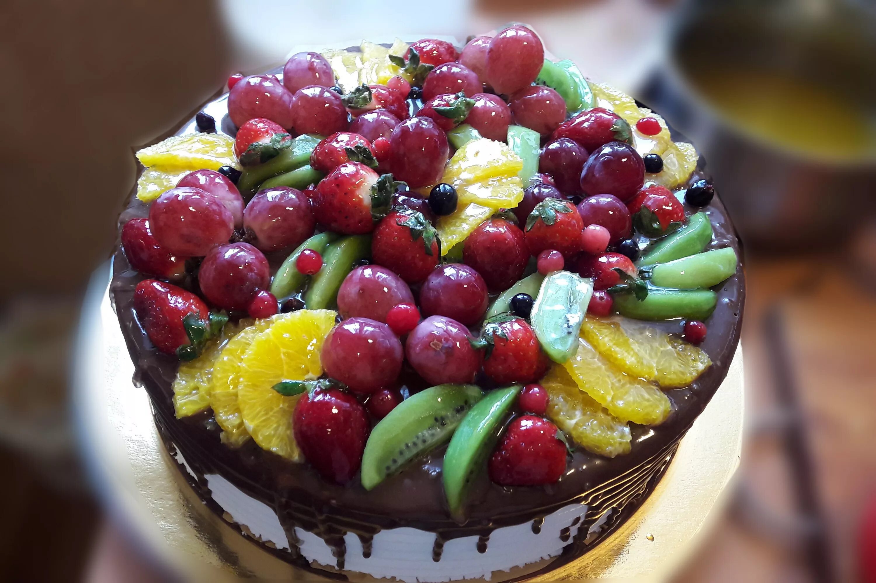 торт фруктовый бисквитный. фруктовый бисквит. торт фруктовый бисквитный. бисквит украшенный фруктами. бисквитно йогуртовый торт.