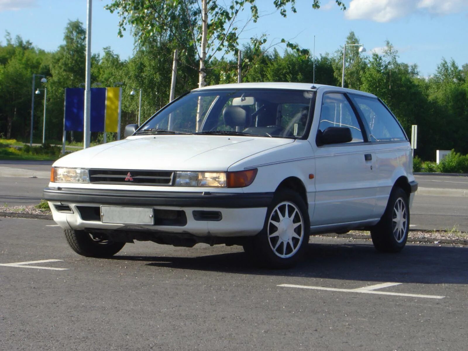 Митсубиси 1990. Митсубиси Мираж 1990. Mitsubishi Lancer 1990. Митсубиси Мираж седан 1990. Мицубиси Мираж 1990 года.