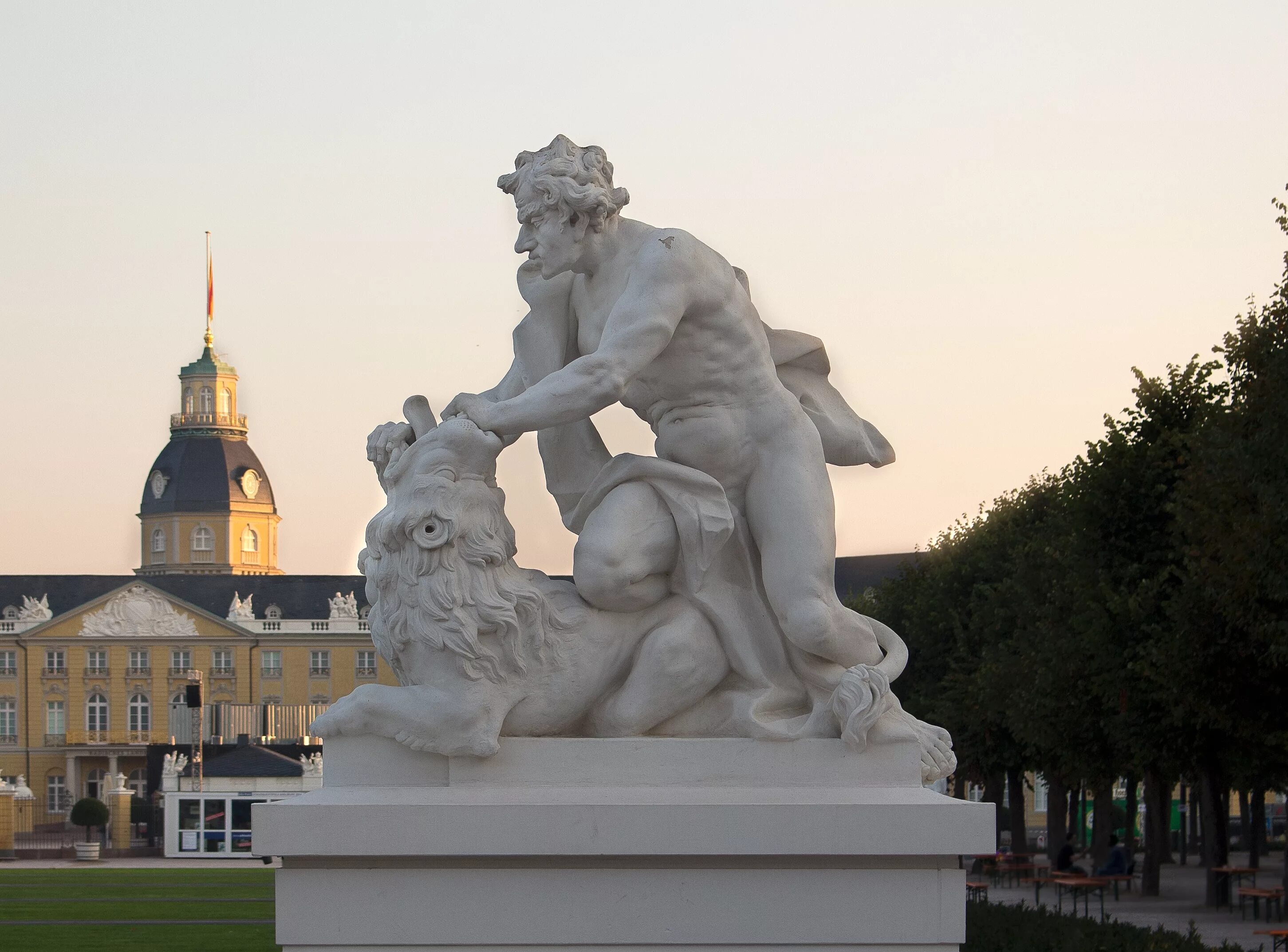 Monument picture. Скульптуры Карлсруэ. Картина скульптура. Картина статуя. Статуи в живописи.