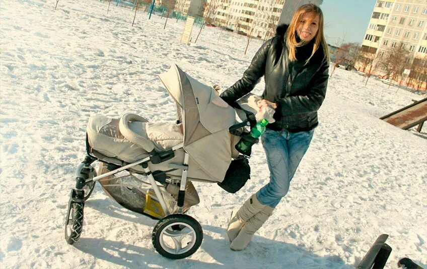 Какую коляску выбрать зимой. Geoby c780. прогулка с коляской зимой. мамы с колясками зимой. девушка с коляской зима.