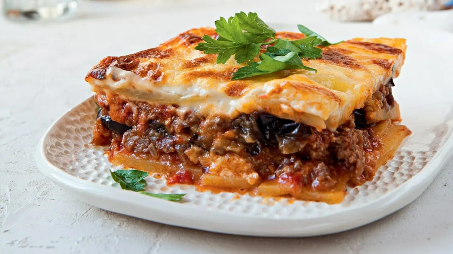 Мусака по-гречески с баклажанами. Греческая мусака с баклажанами и картофелем. Мусака рецепт с картошкой и баклажанами. Мусака грузинская. Греческая запеканка с баклажанами мусака.