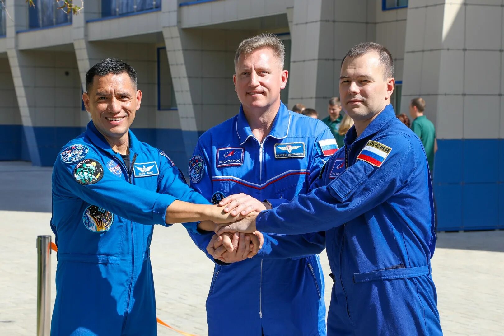космонавты роскосмоса олег новицкий,. звездный городок мкс. медаль союз мс-22. 17 мкс. 17 crew.