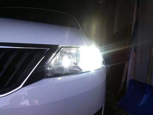 Винты регулировки фар шкода октавия а5 фл. Лампа дальнего света на шкода рапид 2014. Рапид 2 лед фары. Лампа ближнего света шкода рапид 2018. Лампы фары рапид.