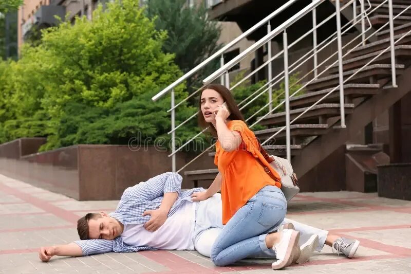 Общение людей на улице. Спросить на улице. Раздача листовок. Прохожий спрашивает дорогу. Люди в городе.