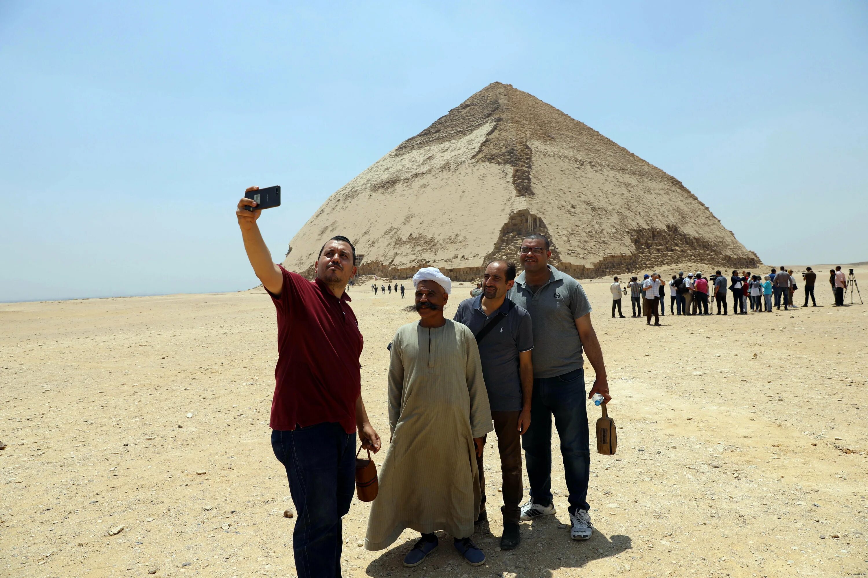 Четверо туристов. Туристы Каир пирамиды. Египет пирамид туристи. Пирамиды в Египте 2022. Пирамиды Хеопса Египет туристы.