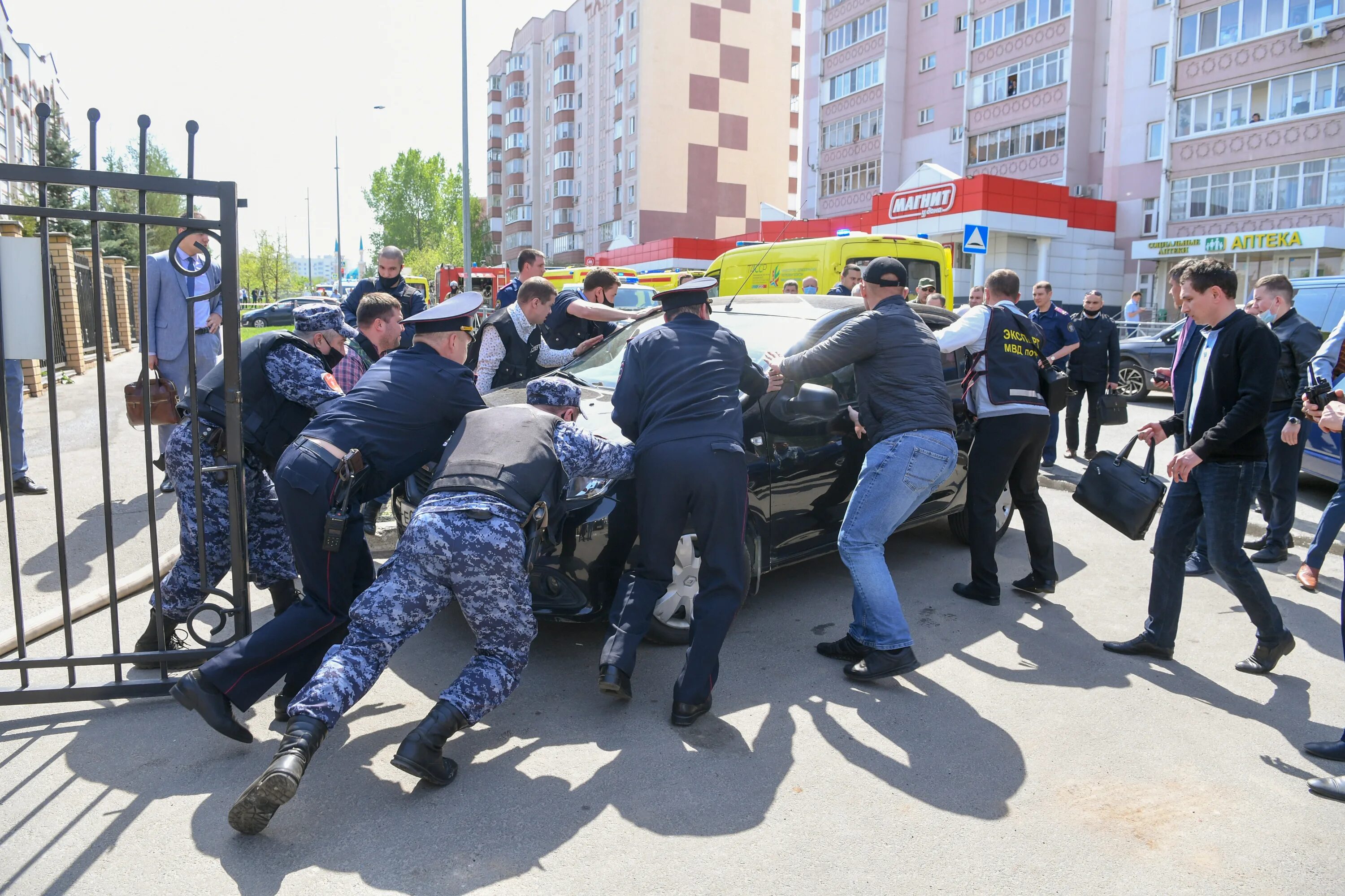 Что случилось в казани сегодня новости. Гимназия 175 Казань. Гимназия 175 Казань стрельба. 175 Гимназия Казань сейчас. Гимназия школа 175 Казань в Казани.