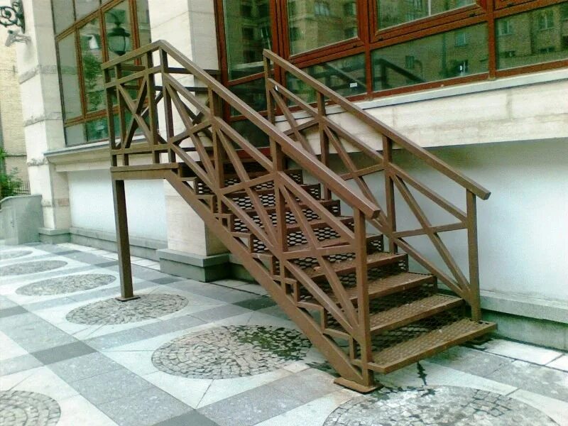 Лестницы на металлическом каркасе на улицу. Уличная лестница. наружная металлическая лестница. лестница железная уличная. наружные лестницы из металла.