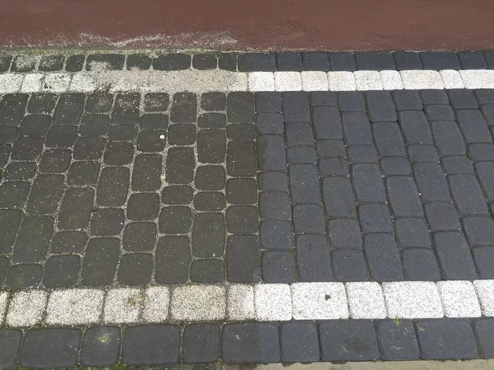 Очистка тротуарной плитки. Мойка тротуарной плитки. Уборка тротуарной плитки. Брусчатка до и после.