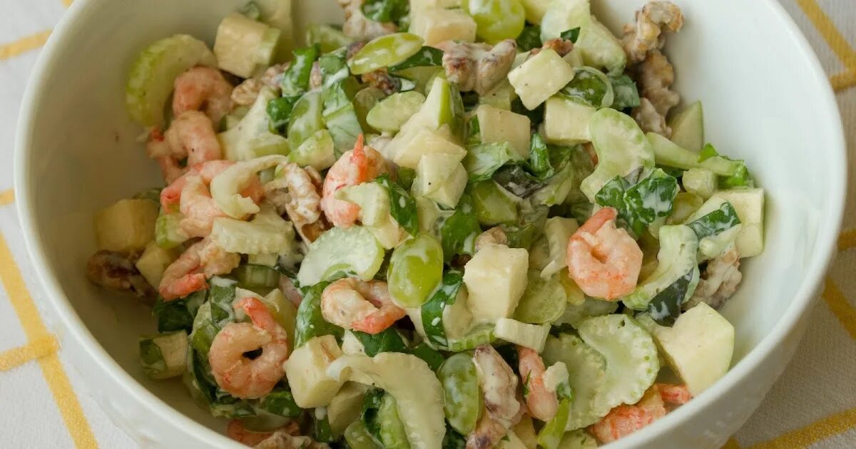 Салат с креветками и сельдереем. Салат с сельдереем и яблоком. Салат из сельдерея и креветок. Сельдерей яблоко креветки. Сельдерей яблоко креветки.