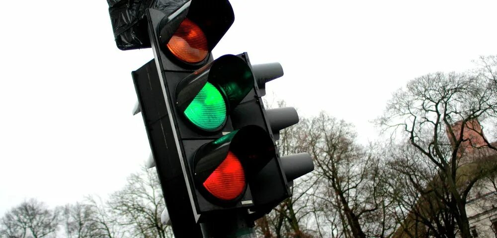 Красный круг в дополнительной секции светофора. Светофоры в питере. Современный светофор. Красный свет светофора. Красный свет светофора.